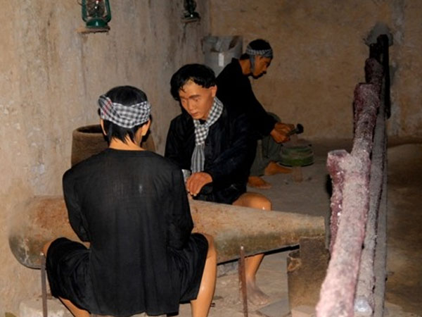 du lich,Địa Đạo Củ Chi - Đền Bến Dược